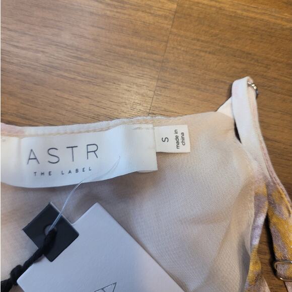 ✨ NWT ASTR The Label Women S Y2K Fairycore Boho Drape Cami Blouse Whimsical - Picture 6 of 9